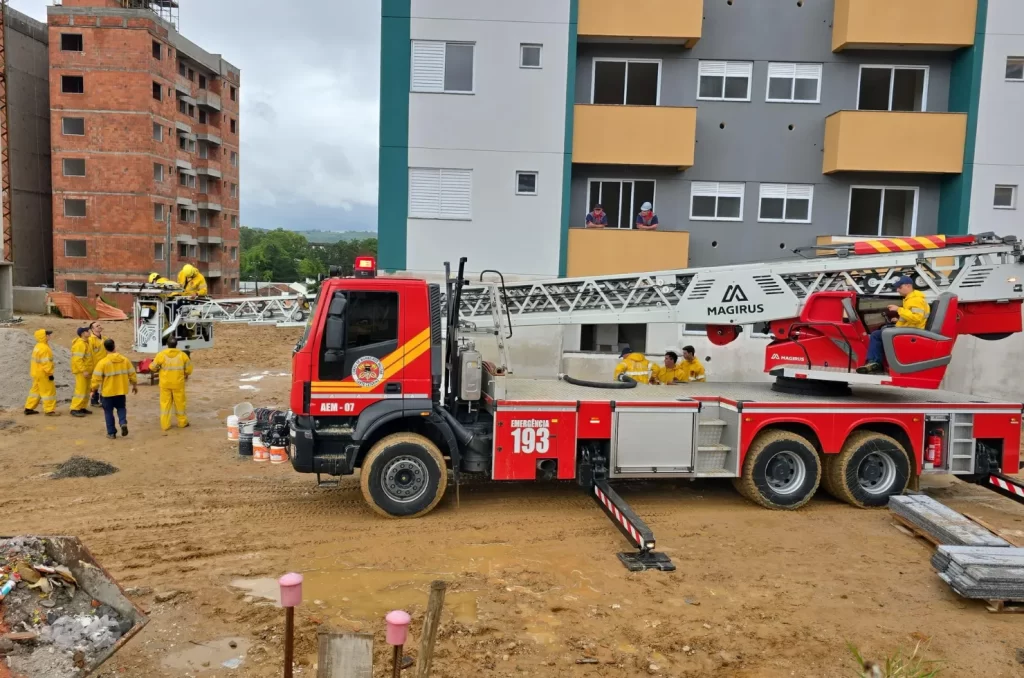 Bombeiros do 4° BBM de Criciúma realizam treinamento prático com a Auto Escada Mecânica Magirus, destacada por seu alcance de 55 metros, durante curso de capacitação