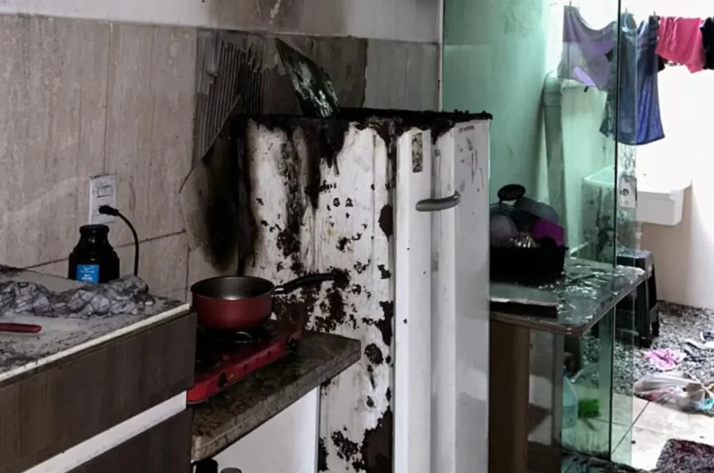 Bombeiros resgatam adultos de telhado durante incêndio em sobrado no bairro Areias, em Camboriú