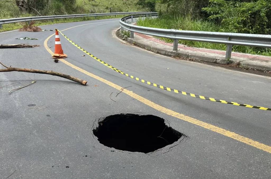 Buraco na Rua Quintino Dal Pont, no Bairro Naspolini, em Criciúma