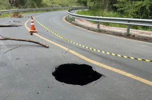 Buraco de oito metros interdita rua em Criciúma