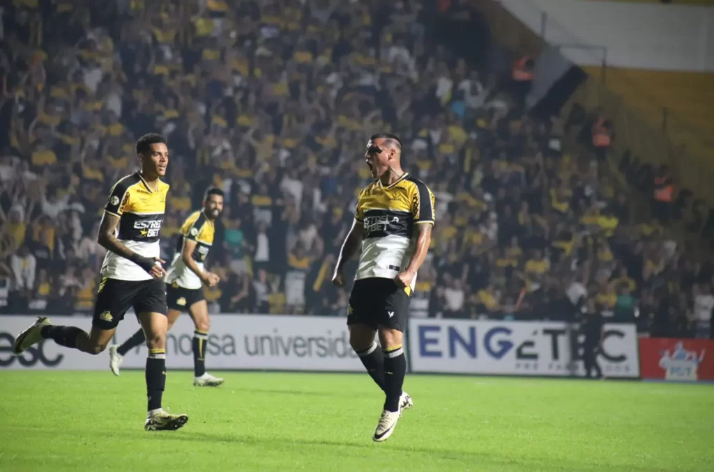 Miguel Trauco comemorando gol pelo Criciúma