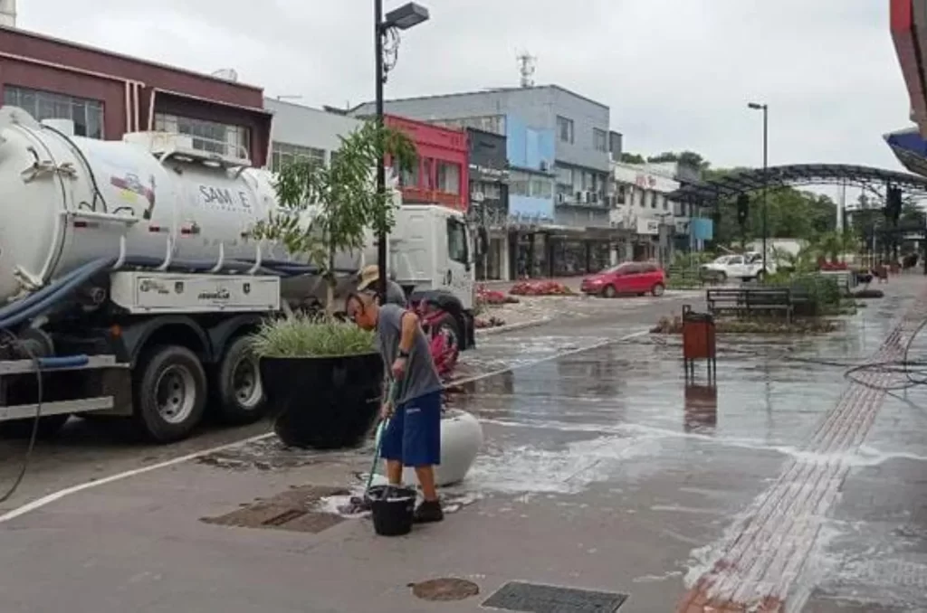 Funcionários da Administração Municipal realizando a lavagem das calçadas no Calçadão de Araranguá