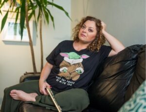 Cantora Keila Abeid lança EP Conexões em Balneário Camboriú