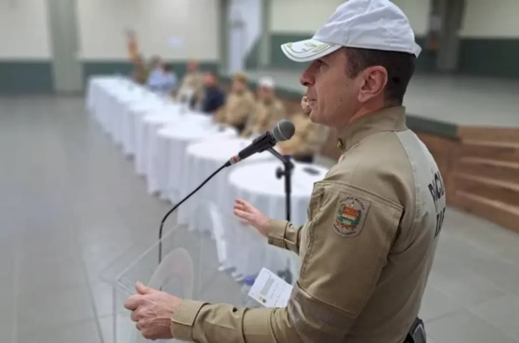 Cerimônia de Assunção de Comando da 2ª Companhia do 1° Batalhão de Polícia Militar Rodoviária em Cocal do Sul, com autoridades civis e militares presentes