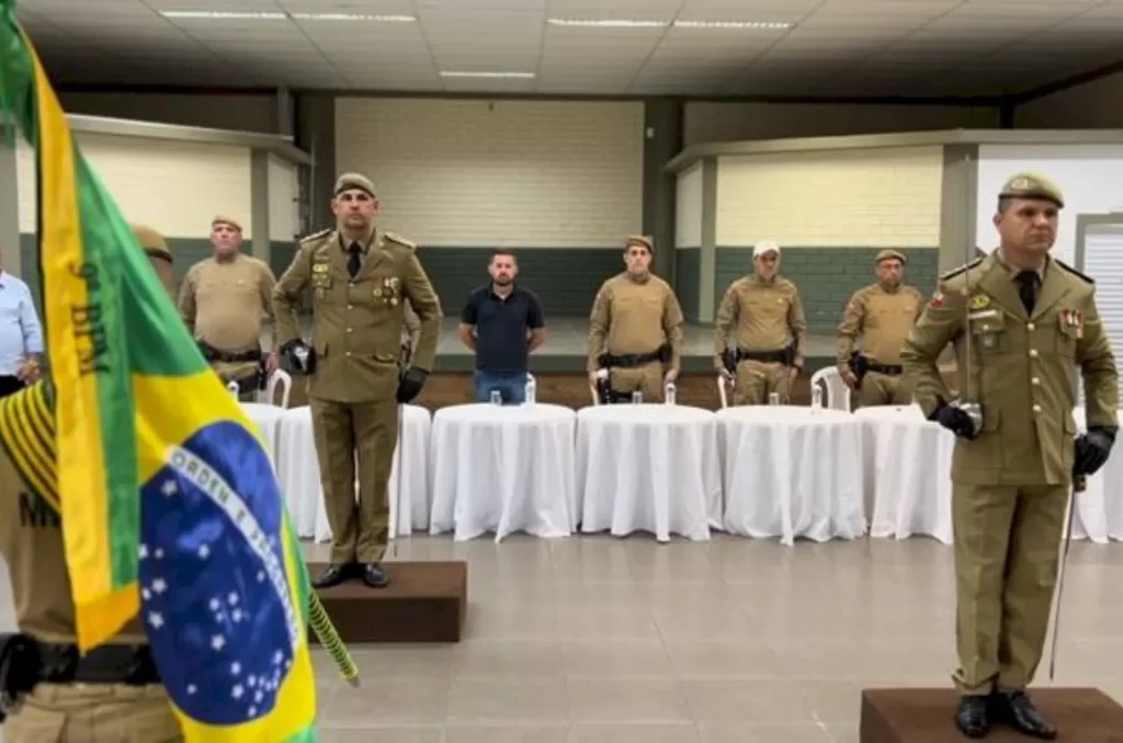 Cerimônia de Assunção de Comando da 2ª Companhia do 1° Batalhão de Polícia Militar Rodoviária em Cocal do Sul, com autoridades civis e militares presentes