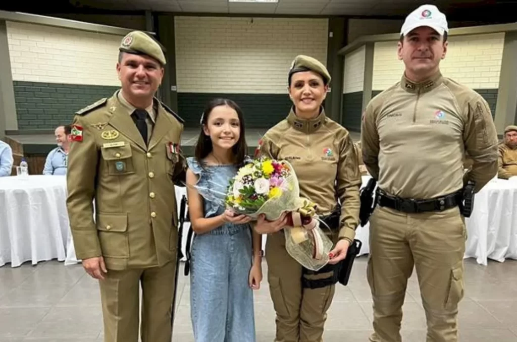 Cerimônia de Assunção de Comando da 2ª Companhia do 1° Batalhão de Polícia Militar Rodoviária em Cocal do Sul, com autoridades civis e militares presentes