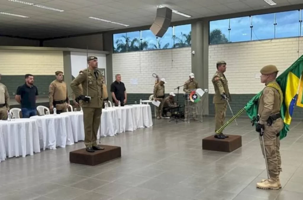 Cerimônia de Assunção de Comando da 2ª Companhia do 1° Batalhão de Polícia Militar Rodoviária em Cocal do Sul, com autoridades civis e militares presentes