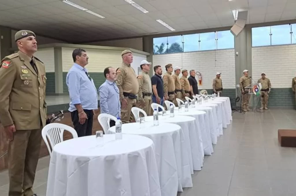 Cerimônia de Assunção de Comando da 2ª Companhia do 1° Batalhão de Polícia Militar Rodoviária em Cocal do Sul, com autoridades civis e militares presentes