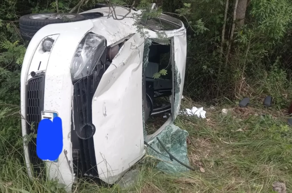 Veículo capotado na Via Rápida, em Criciúma