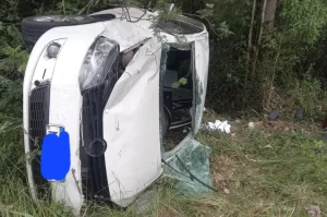 Capotamento na Via Rápida deixa mulher ferida em Criciúma