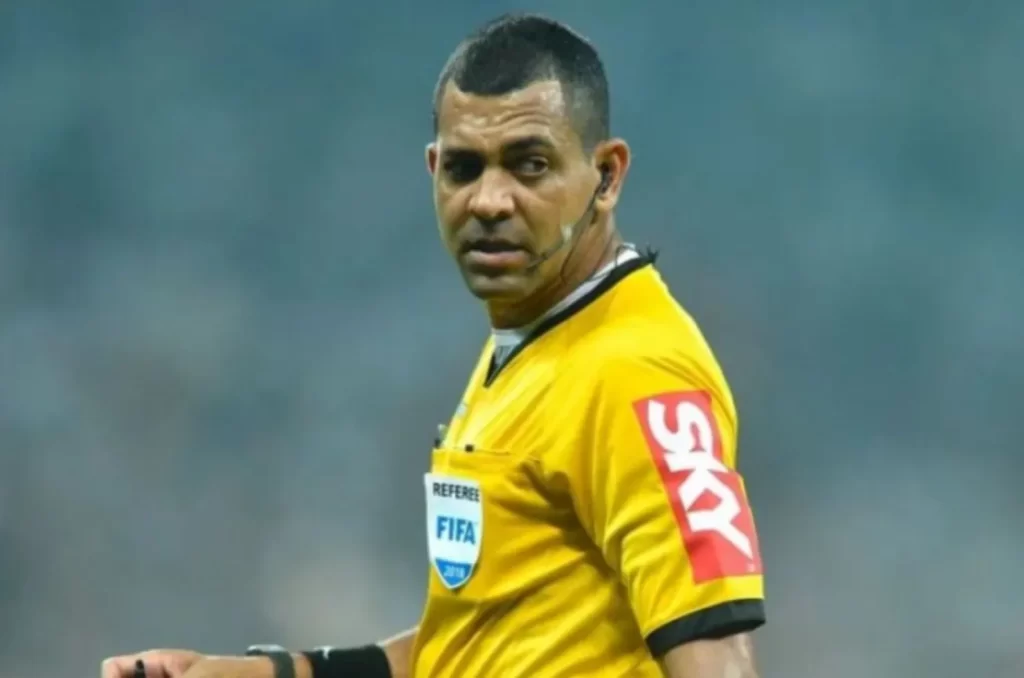 Wagner Magalhães apitando uma partida de futebol