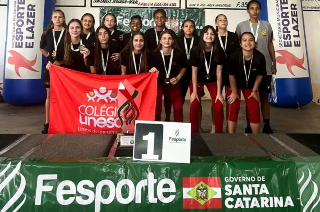 Alunas do Colégio Unesc,que consquistaram o Catarinense Feminino