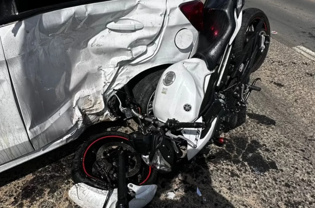 Acidente envolvendo motociclista e carro na SC-390, próximo a Lauro Müller, com atendimento do SAMU