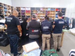 Milhares de peças de roupas pirateadas são tiradas de circulação por operação conjunta em SC