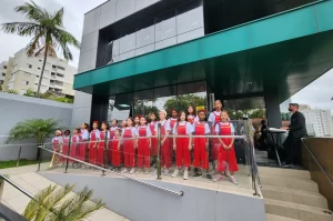 Coral do Bairro da Juventude se apresenta em empresas