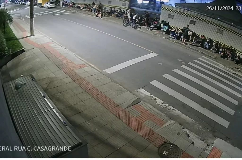 Corintianos viram a noite no Majestoso para comprar ingresso para Tigre x Corinthians