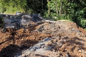 Cratera em Criciúma: obras de drenagem ganham nova tubulação