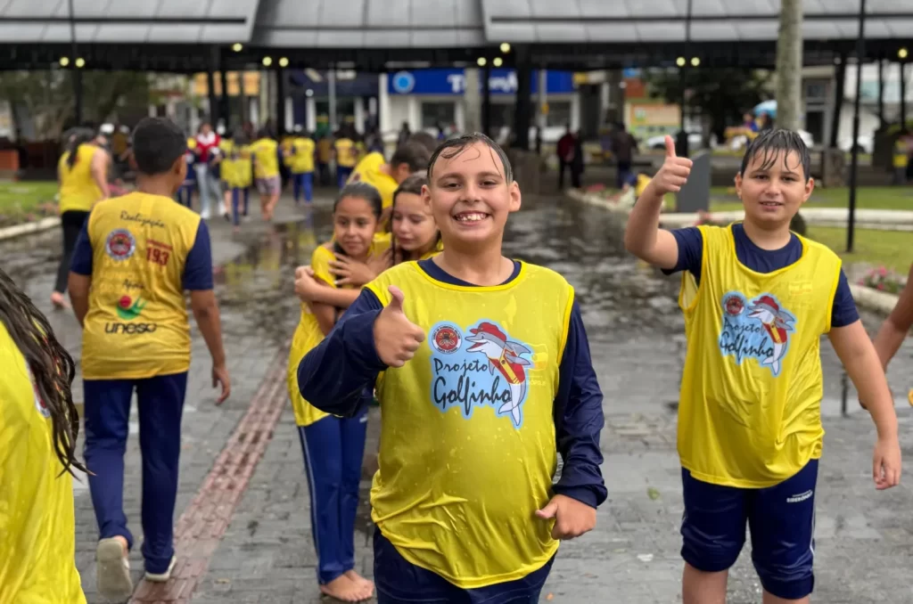 Crianças de Siderópolis participando da formatura do Programa Golfinho do Corpo de Bombeiros Militar de Santa Catarina