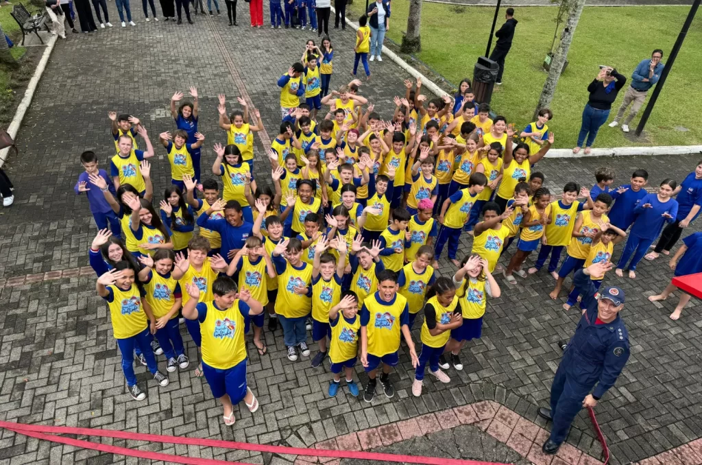 Crianças de Siderópolis participando da formatura do Programa Golfinho do Corpo de Bombeiros Militar de Santa Catarina