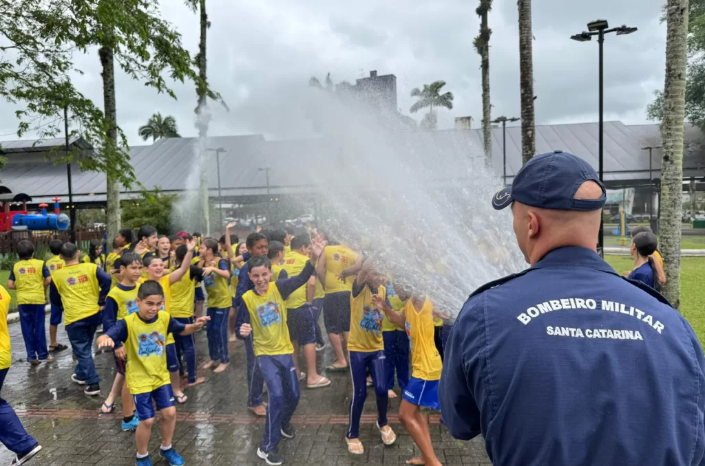 Crianças de Siderópolis participando da formatura do Programa Golfinho do Corpo de Bombeiros Militar de Santa Catarina