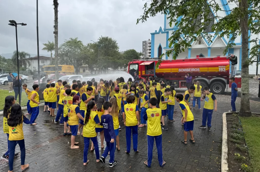 Crianças de Siderópolis participando da formatura do Programa Golfinho do Corpo de Bombeiros Militar de Santa Catarina