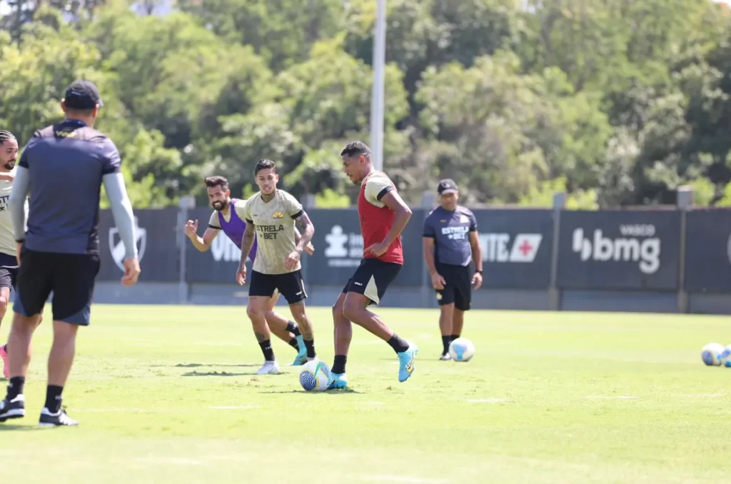 Imagem da equipe do Criciúma em treino técnico no Centro de Treinamento do Vasco, preparação para o confronto contra o Corinthians