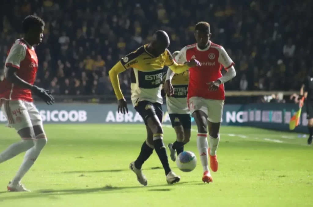 Duelo entre Criciúma e Internacional pelo primeiro turno do Brasileirão 2024