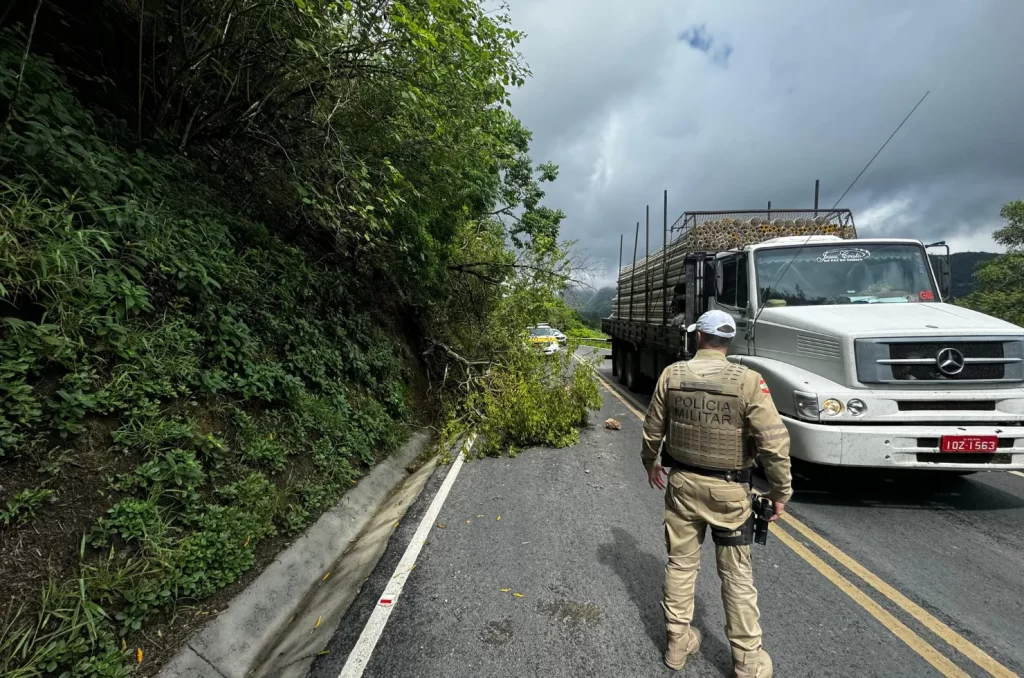 Polícia Militar Rodoviária sinalizando o local do deslizamento na SC-390, na Serra do Rio do Rastro, para orientar o tráfego de veículos