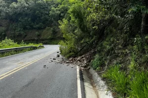 Deslizamento na Serra do Rio do Rastro provoca bloqueio parcial