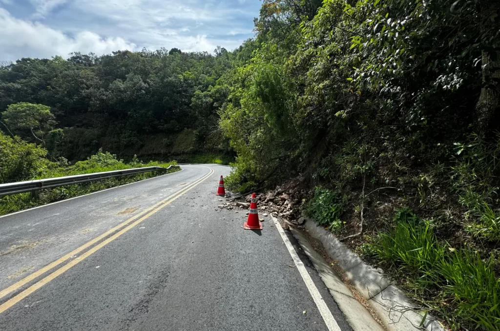 Polícia Militar Rodoviária sinalizando o local do deslizamento na SC-390, na Serra do Rio do Rastro, para orientar o tráfego de veículos