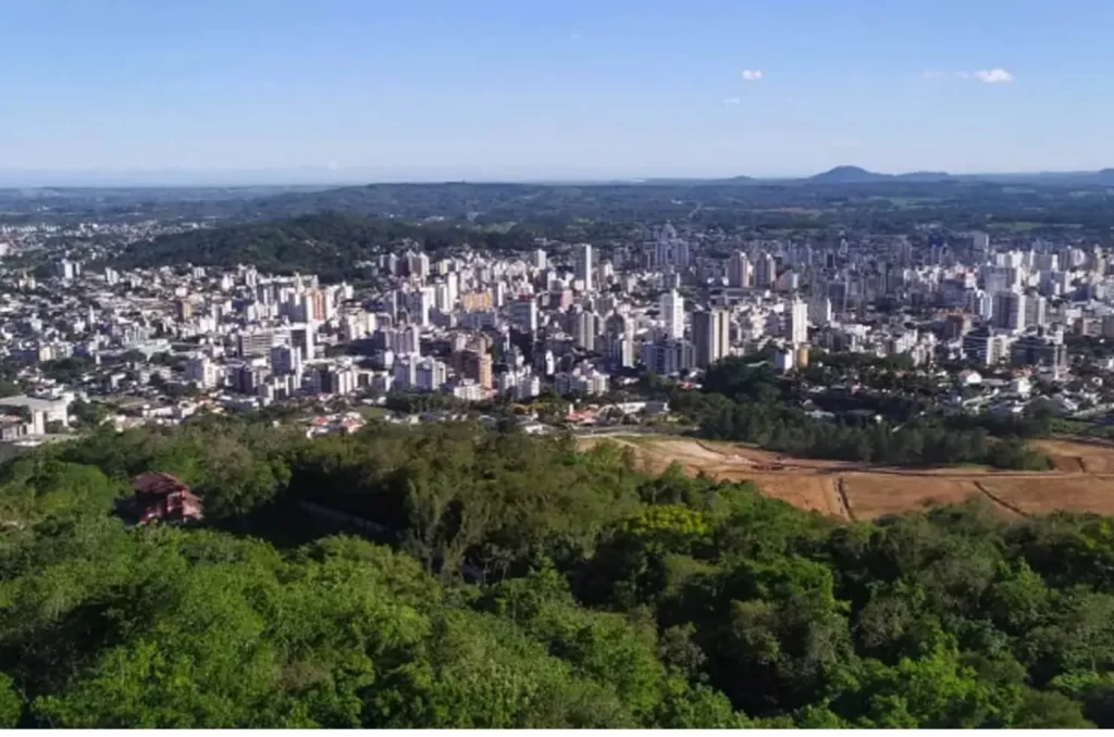Imagem do Morro Cechinel, mostrando a àrea de mata