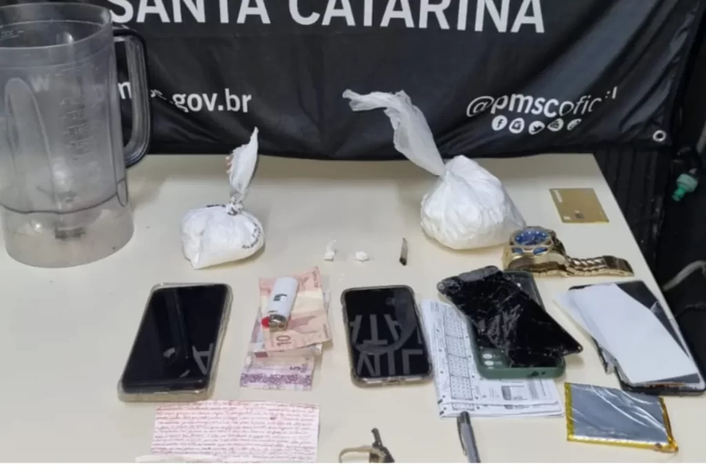 Dupla é presa com quase meio quilo de cocaína no Santa Bárbara, em Criciúma