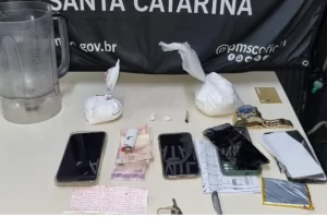 Dupla é presa com quase meio quilo de cocaína no Santa Bárbara, em Criciúma