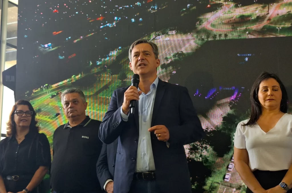 Cerimônia de posse do prefeito Clésio Salvaro em Criciúma, com Vagner Espíndola discursando