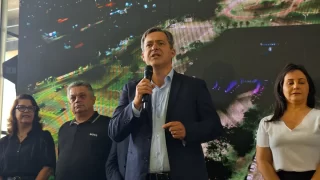 Cerimônia de posse do prefeito Clésio Salvaro em Criciúma, com Vagner Espíndola discursando