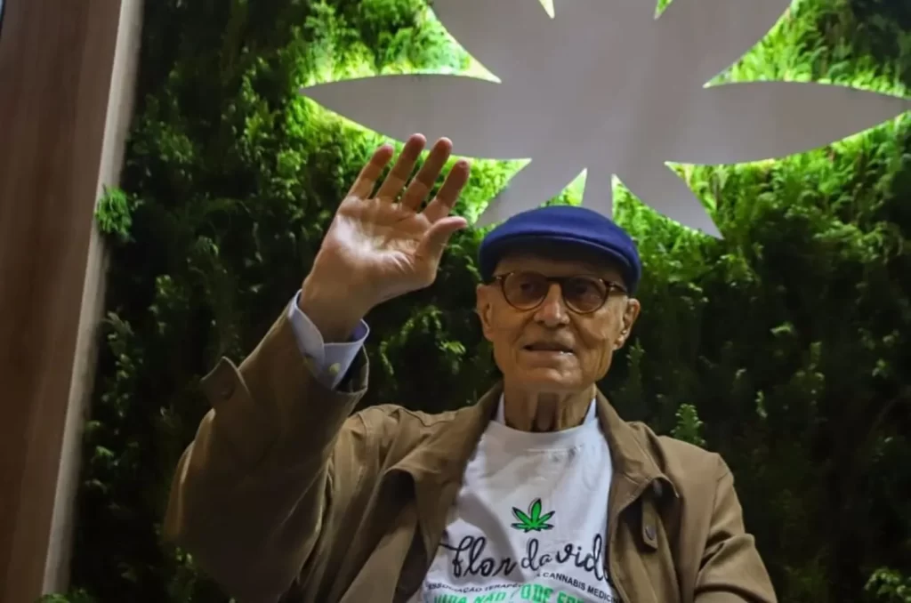 Eduardo Suplicy durante evento em que anunciou a remissão de linfoma