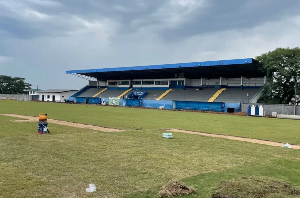 Obras no Estádio da Montanha, em Caravaggio, incluem melhorias no gramado, iluminação LED e novas cabines de imprensa para a Série A do Catarinense 2025.