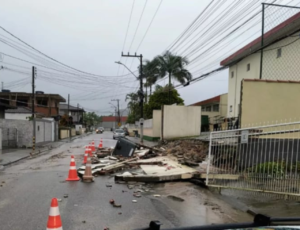 Muro de escola desaba em Palhoça, mas ninguém se feriu