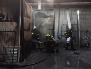Bombeiros controlam incêndio em galpão em São José