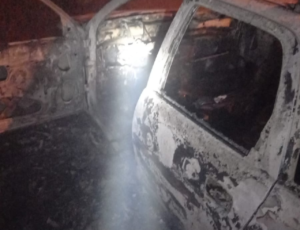Incêndio criminoso destrói veículo em Balneário Rincão