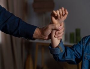Filho salva mãe das agressões do pai