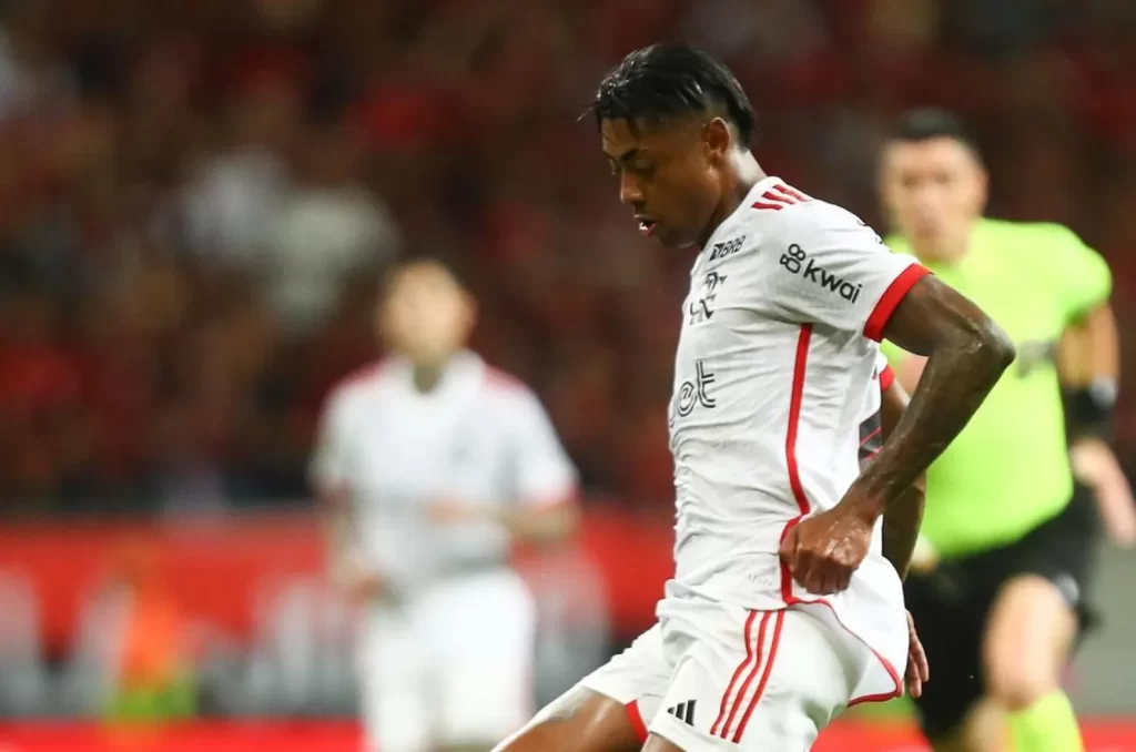 Bruno Henrique disputando uma partida pelo Flamengo