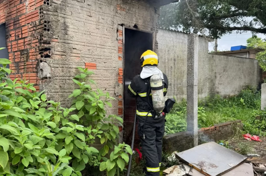 Incêndio em residência abandonada na Avenida União, em Criciúma, com bombeiros realizando o controle das chamas