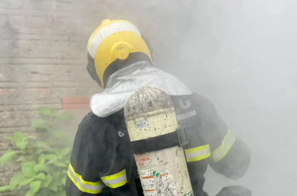 Incêndio em residência abandonada na Avenida União, em Criciúma, com bombeiros realizando o controle das chamas