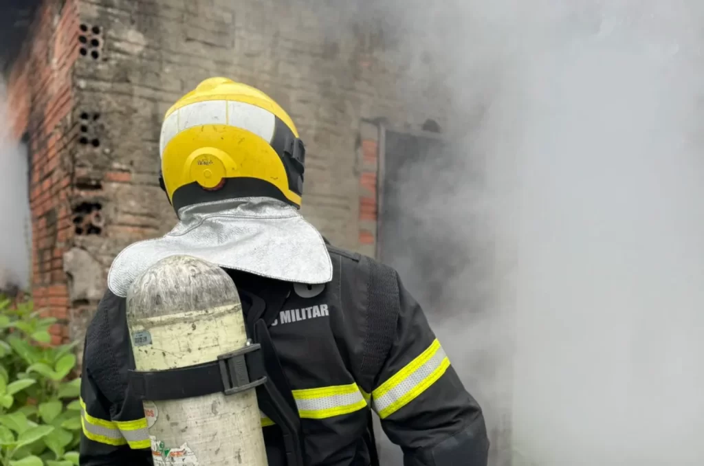 Incêndio em residência abandonada na Avenida União, em Criciúma, com bombeiros realizando o controle das chamas