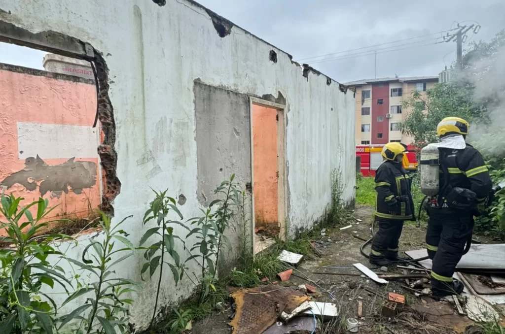 Incêndio em residência abandonada na Avenida União, em Criciúma, com bombeiros realizando o controle das chamas