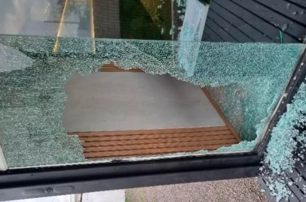 Comércio de Balneário Gaivota que teve a porta de vidro quebrada e uma TV furtada