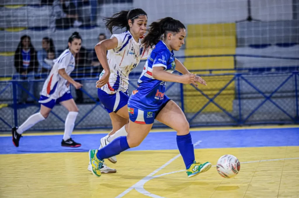 Atletas de Siderópolis, disputando o JASC, no futsal feminino