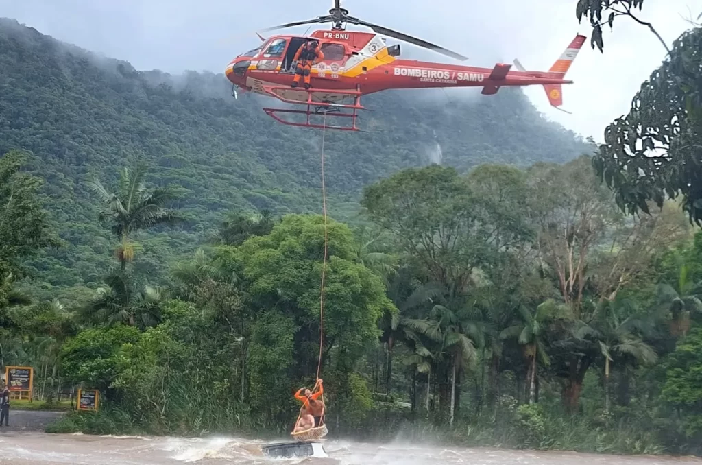 Resgate de duas vítimas ilhadas no Rio São João, em Garuva, com o apoio do helicóptero Arcanjo-03 e equipes do Corpo de Bombeiros
