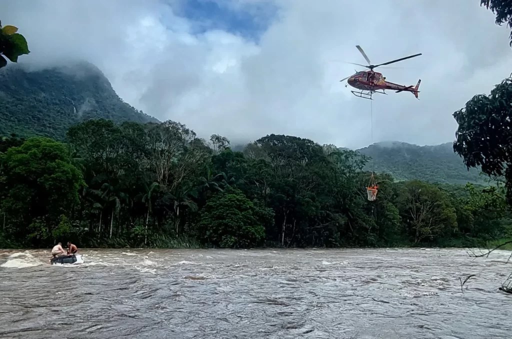 Resgate de duas vítimas ilhadas no Rio São João, em Garuva, com o apoio do helicóptero Arcanjo-03 e equipes do Corpo de Bombeiros